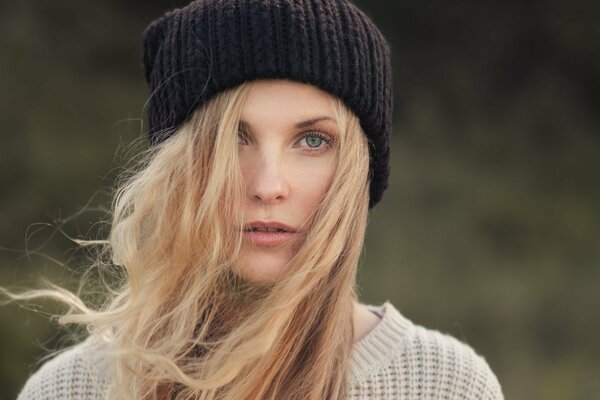 Chica con el pelo rubio en un sombrero