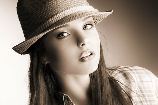 Ragazza con cappello e camicia al servizio fotografico