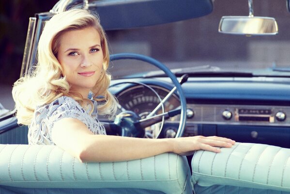 Reese Witherspoon Blondie en cabriolet