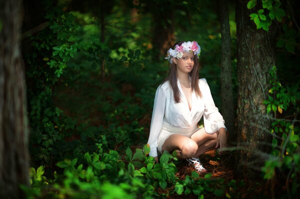 Sesión de fotos chica en la naturaleza en el bosque