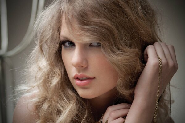 Taylor Swift splendida bionda