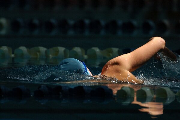 Nageur au milieu de la nuit dans la piscine