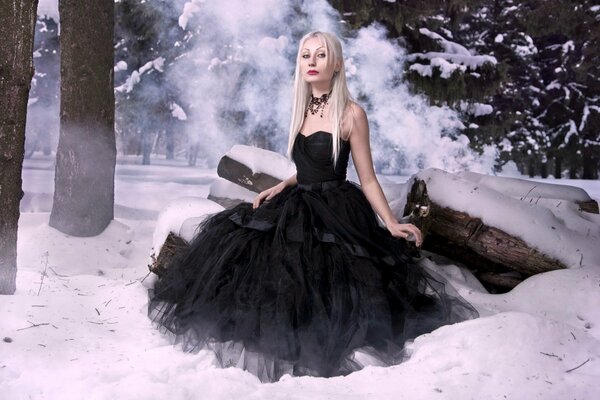 Невеста в черном платье зимой в лесу