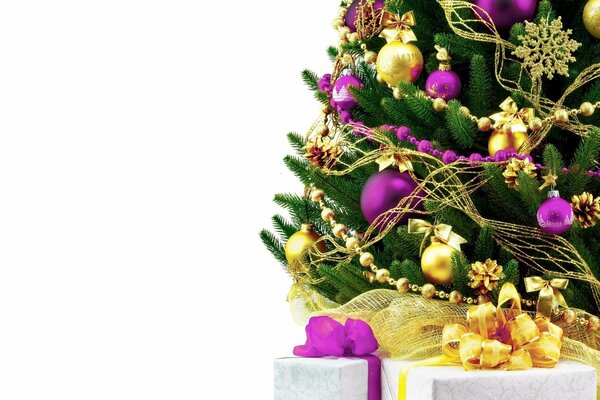 Arbre de Noël avec des boules violettes sur fond blanc