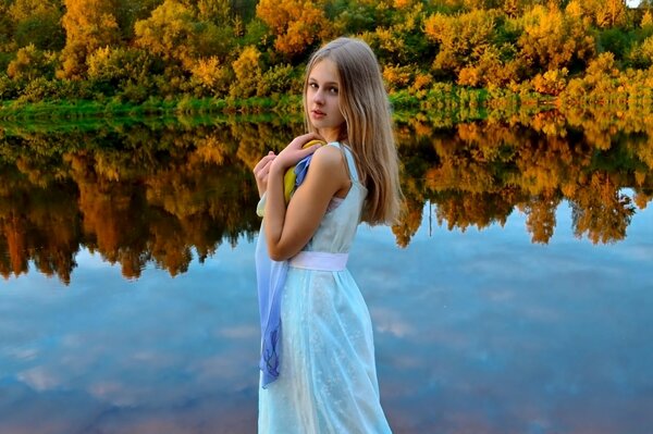 Chica en el fondo del bosque de otoño