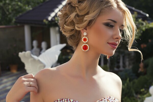 Hermosa chica en vestido rojo