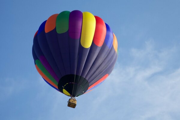 Mehrfarbiger Ballon am Himmel