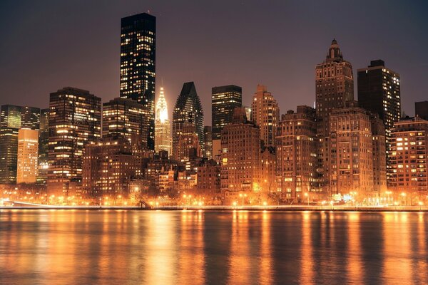 Manhattan ciudad de la noche en las luces