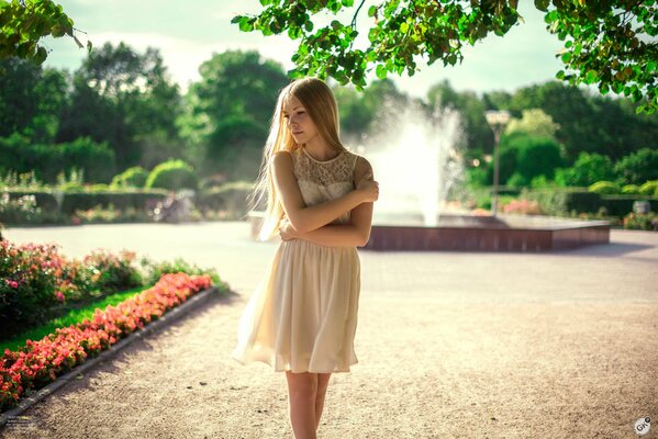 Photo de fille à la fontaine au soleil