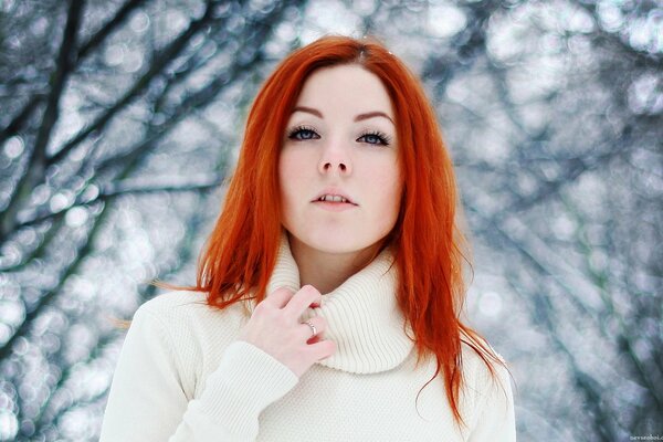 Рыжая девушка в зимнем лесу