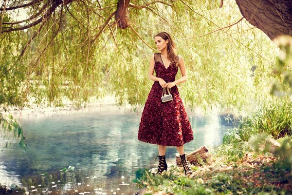 Chica en rojo en el lago