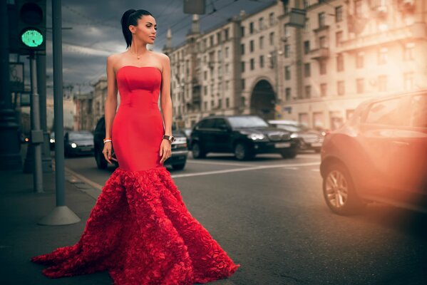 Espectacular mujer en vestido rojo en la calle