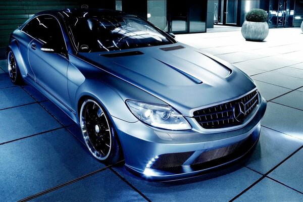Blauer Mercedes bei Nacht
