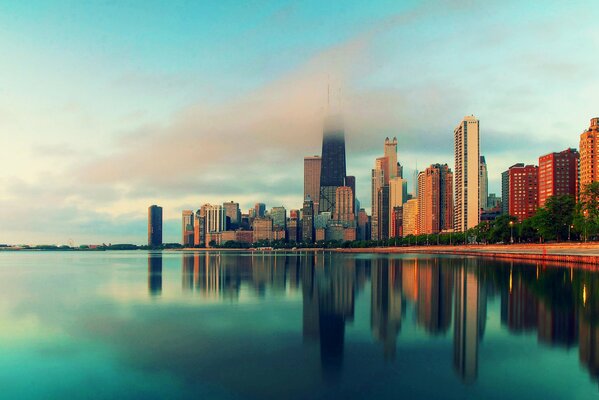 Spiegelung der Wolkenkratzer von Chicago im Wasser der Bucht