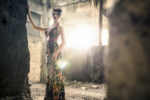 Fille sur le fond de la chambre des ruines