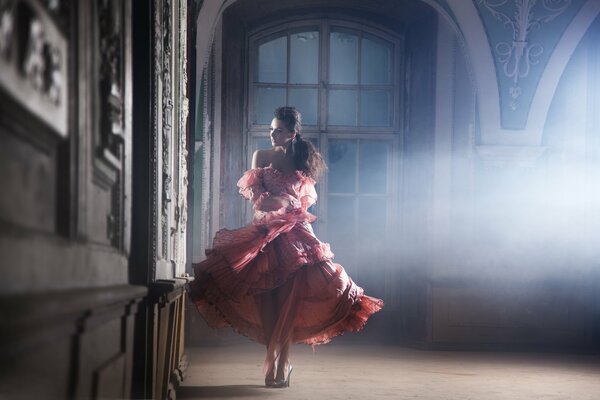 Ein nachdenkliches Mädchen trägt ein üppiges rotes Kleid