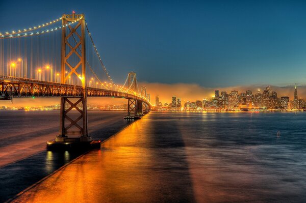 Most San Francisco o zachodzie słońca. wieczór