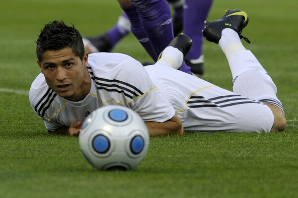 Ronaldo joven en el campo durante el partido