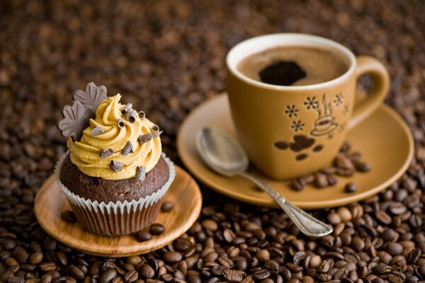 Café noir avec cupcake au chocolat