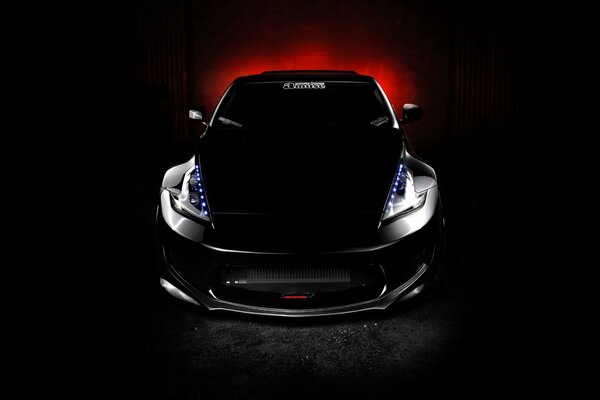 Nissan negro con Tuning en la noche