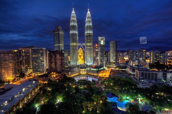 Wieże Malezji świecą w nocy