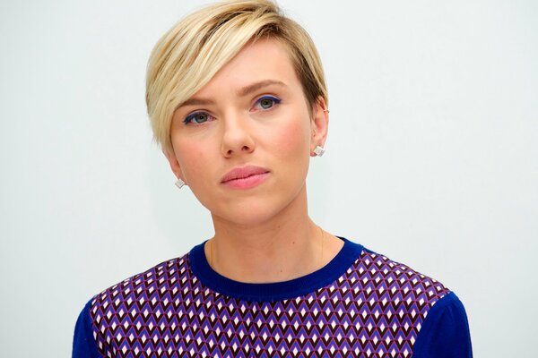 Scarlet Johansson aux cheveux courts