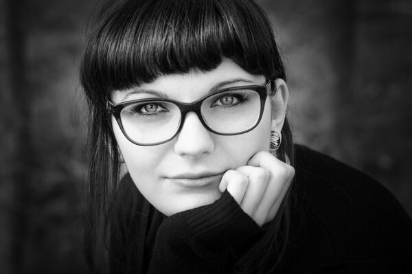 Photo noir et blanc d une fille à lunettes