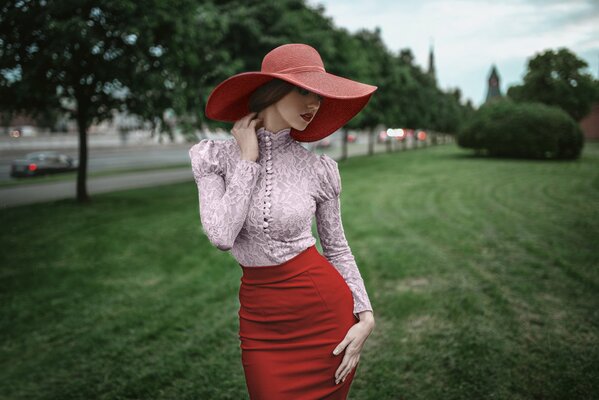 Mädchen in einem roten Kleid und einem roten Hut