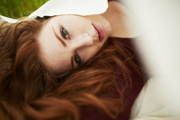 Photo d une fille Rousse sur l herbe