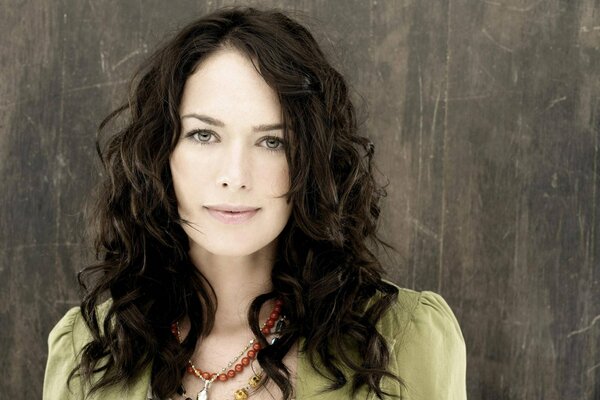 Lena Headey su sfondo scuro