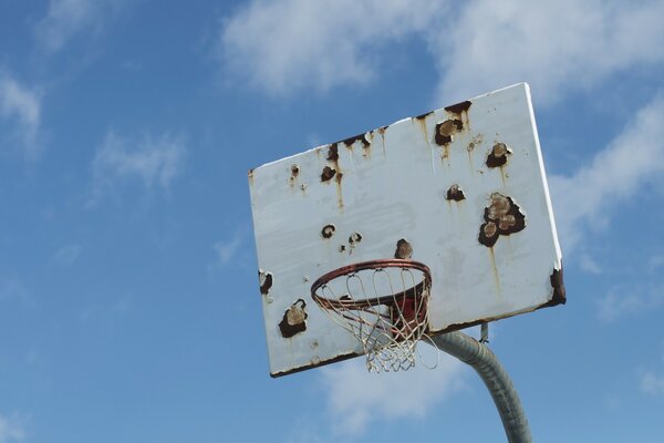 Anneau de volleyball dans le ciel nuages blancs