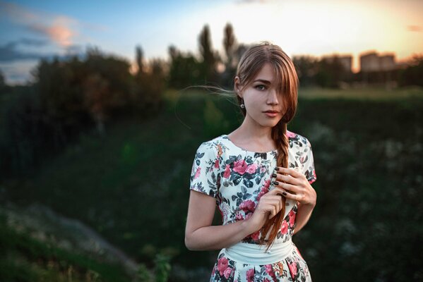 Dziewczyna Masza rosyjski styl Zachód słońca