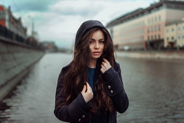 Portraitfoto eines Mädchens mit Hintergrundunschärfe