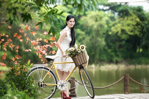 Asiatische Frau im weißen schwimmen auf einem Fahrrad