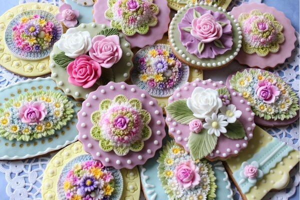 Galletas pintadas con glaseado multicolor en una servilleta de calado