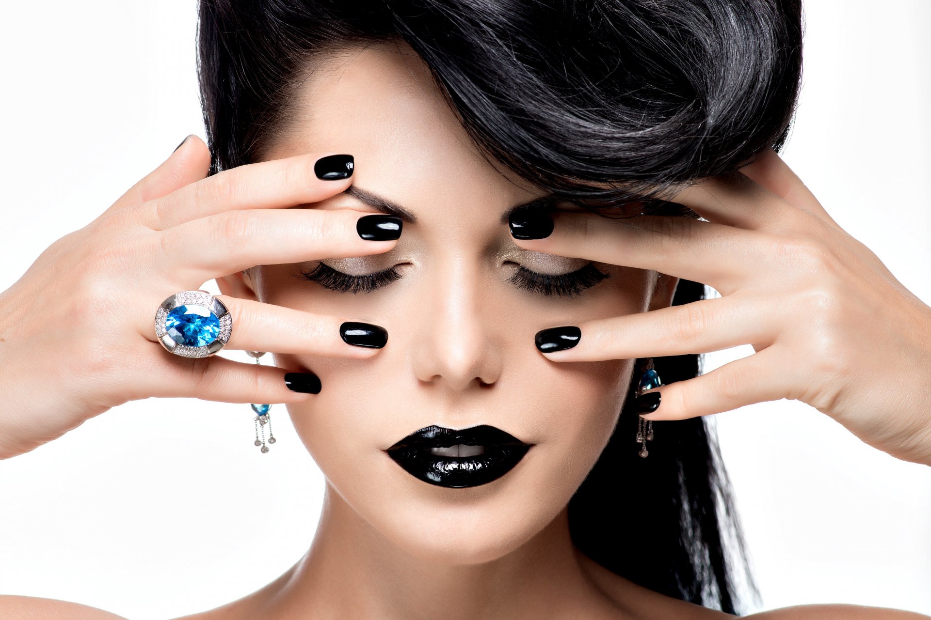 modell frisur haare make-up geschlossene augen hände ring hintergrund