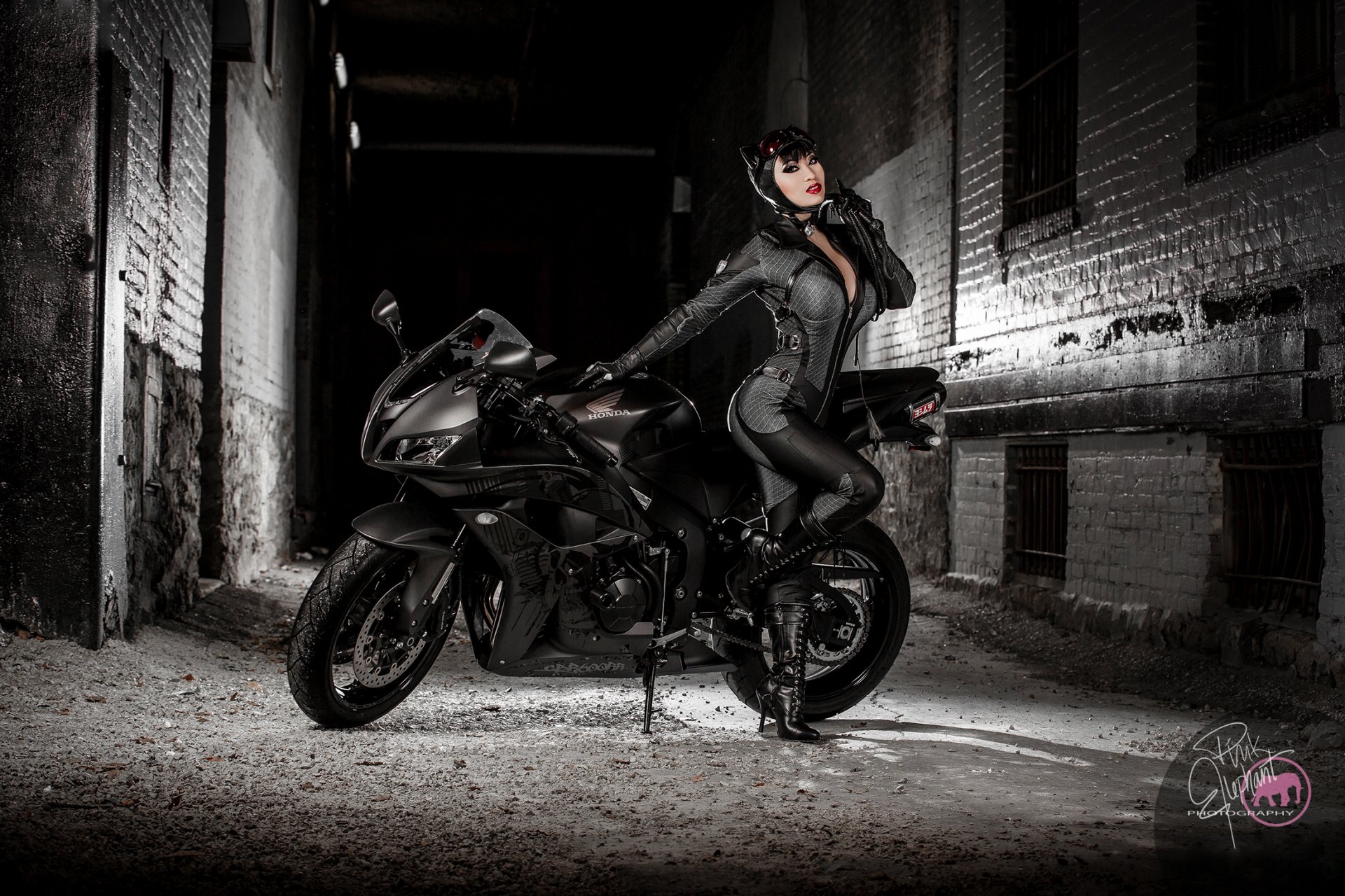 catwoman cosplay dziewczyna kot kostium motocykl stoczni