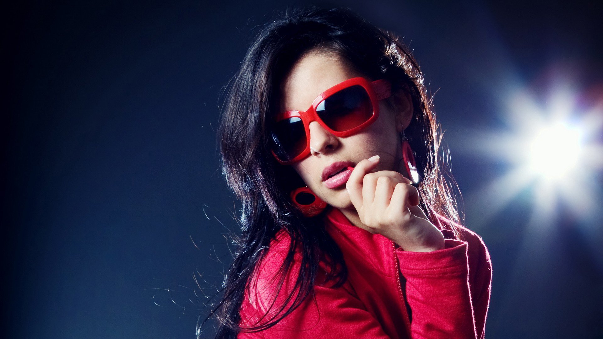 chica gafas marco rojo pendientes rojos morena chaqueta roja labios