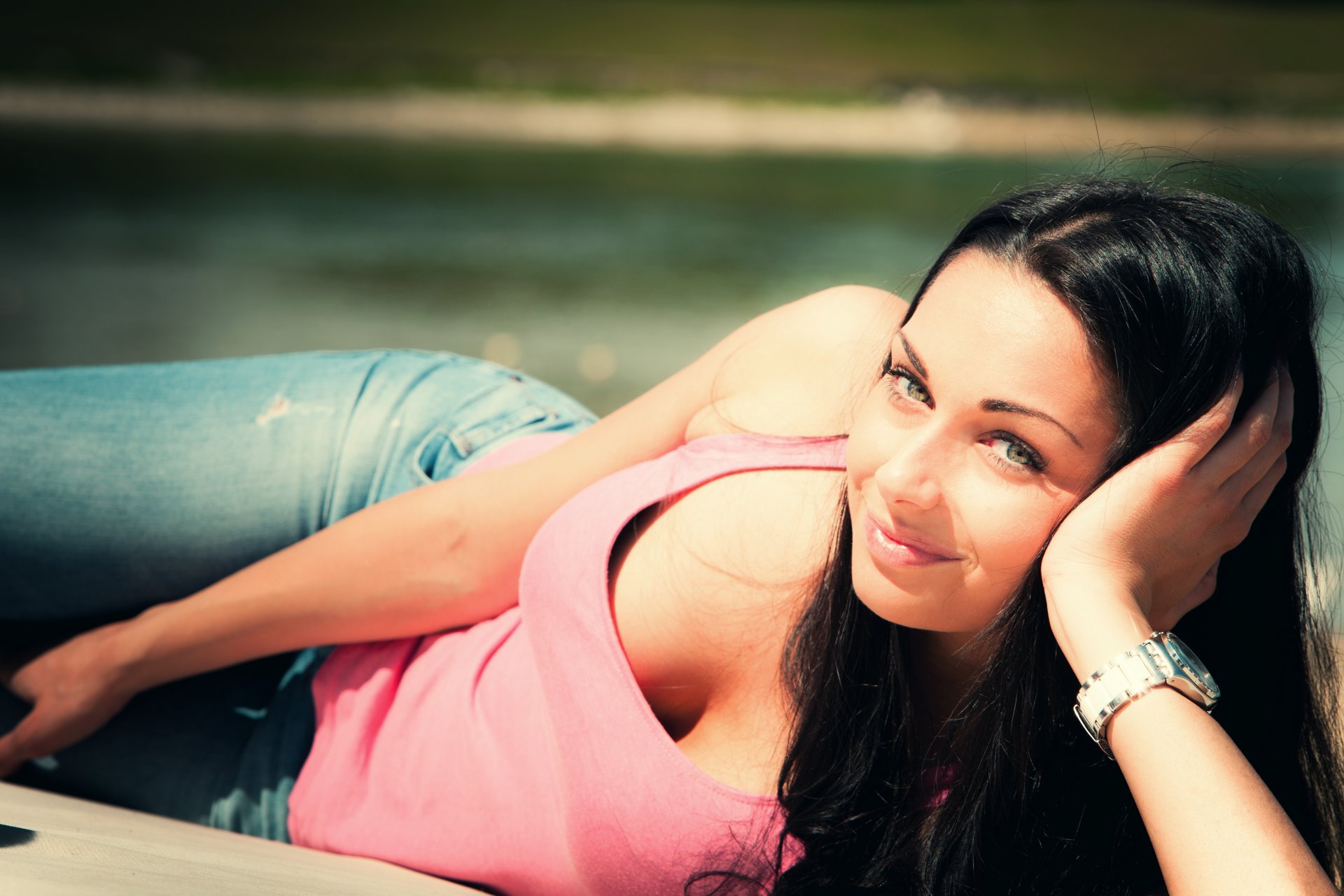 ragazza trucco sguardo posa orologio