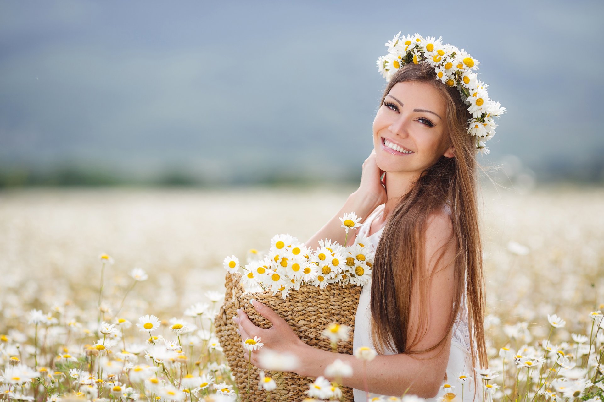 ragazza capelli castani campo fiori margherite cesto capelli castani fiori di campo