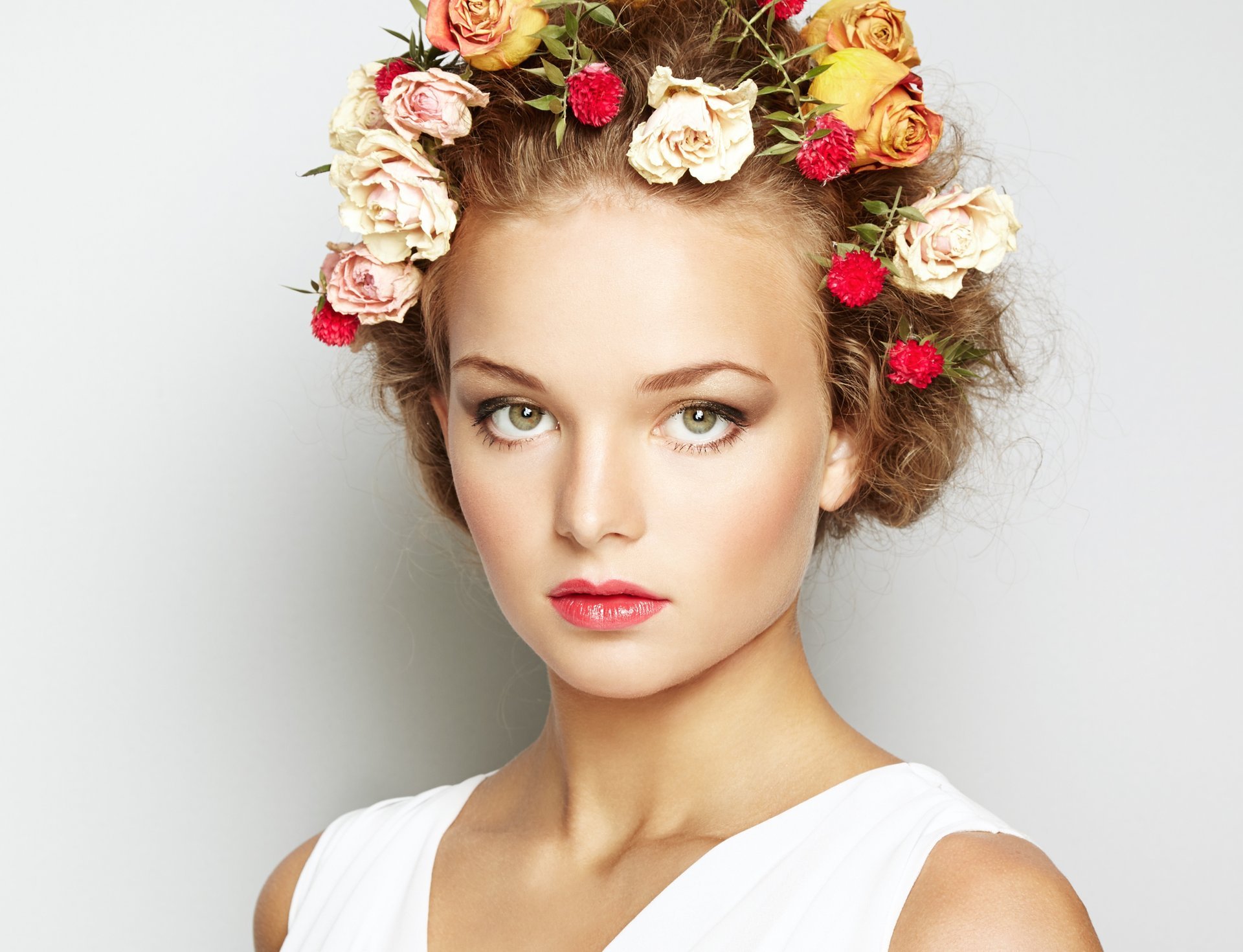 mädchen haare frisur blumen gesicht blick make-up hintergrund