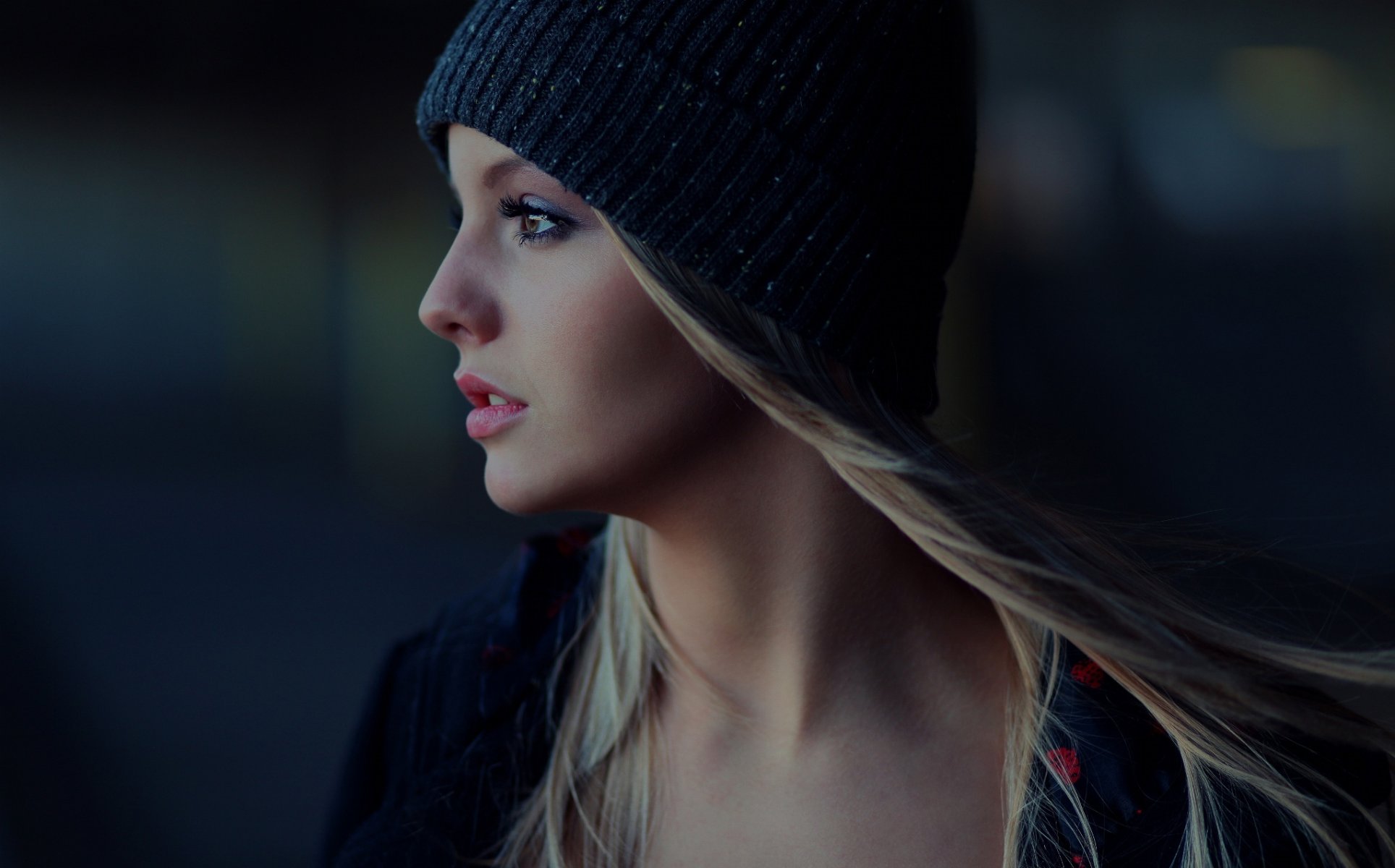 ragazza bionda profilo sguardo ciglia cappello