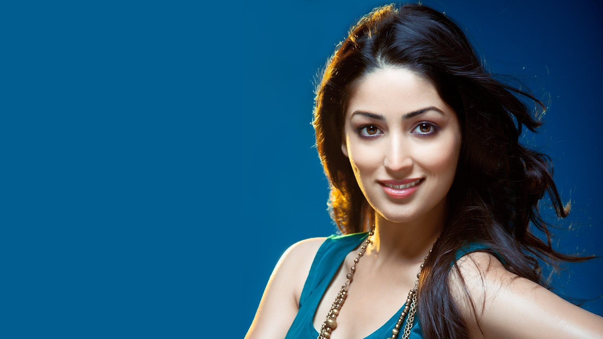 yami gautam bollywood gwiazdy aktorka modelka dziewczyna brunetka ładny piękno twarz seksowny reprezentują oczy włosy usta uśmiech indyjski piękna