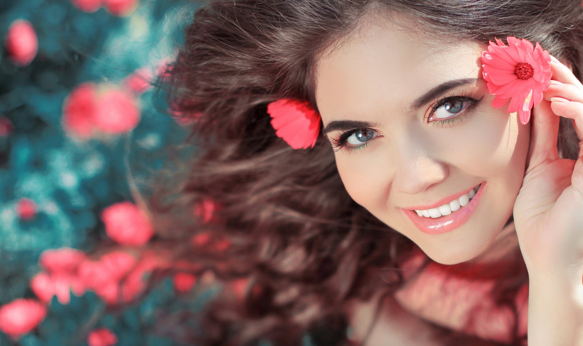 chica sonrisa estado de ánimo cara maquillaje ojos cabello rizos flores