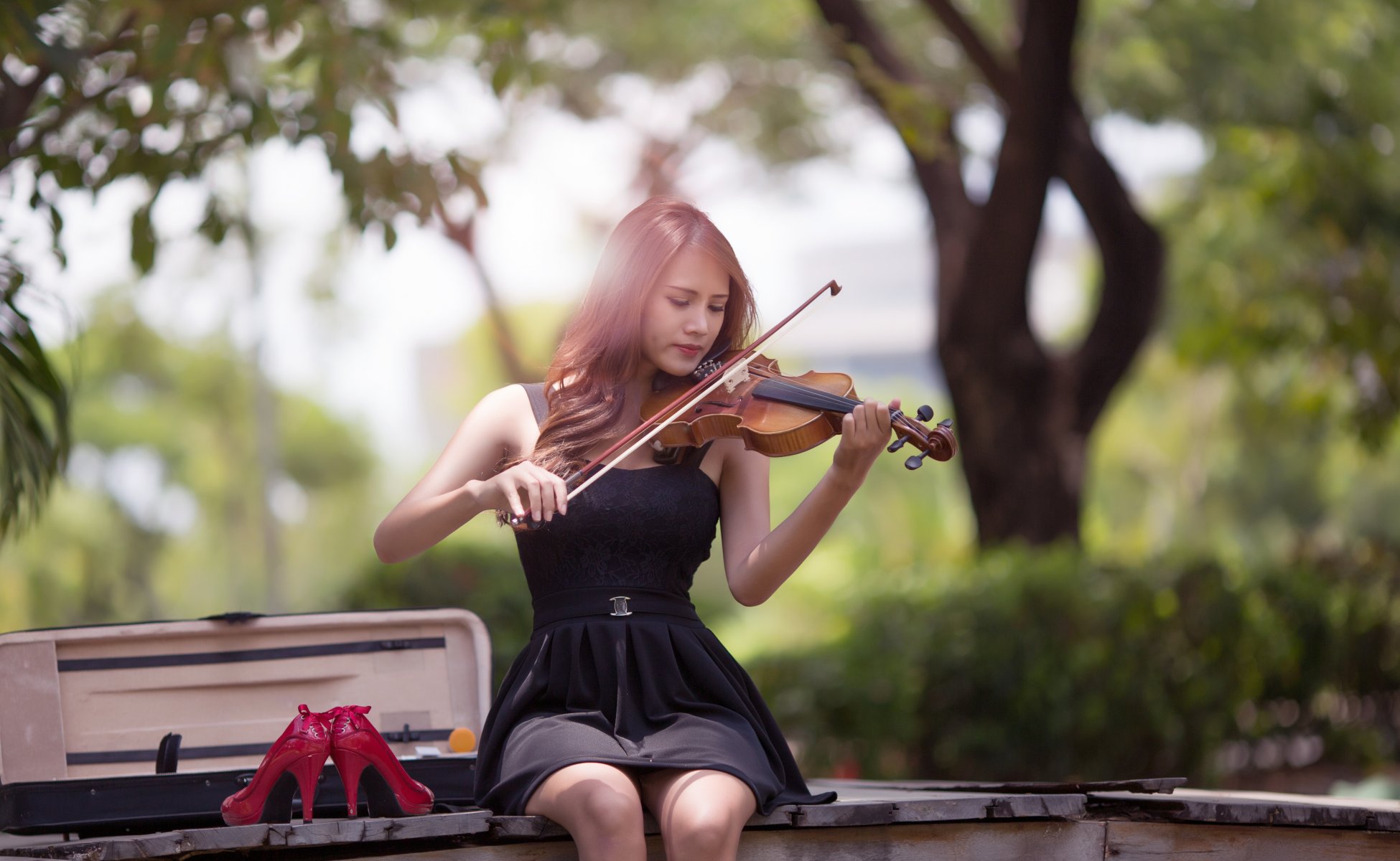 ragazza asiatica vestito violino