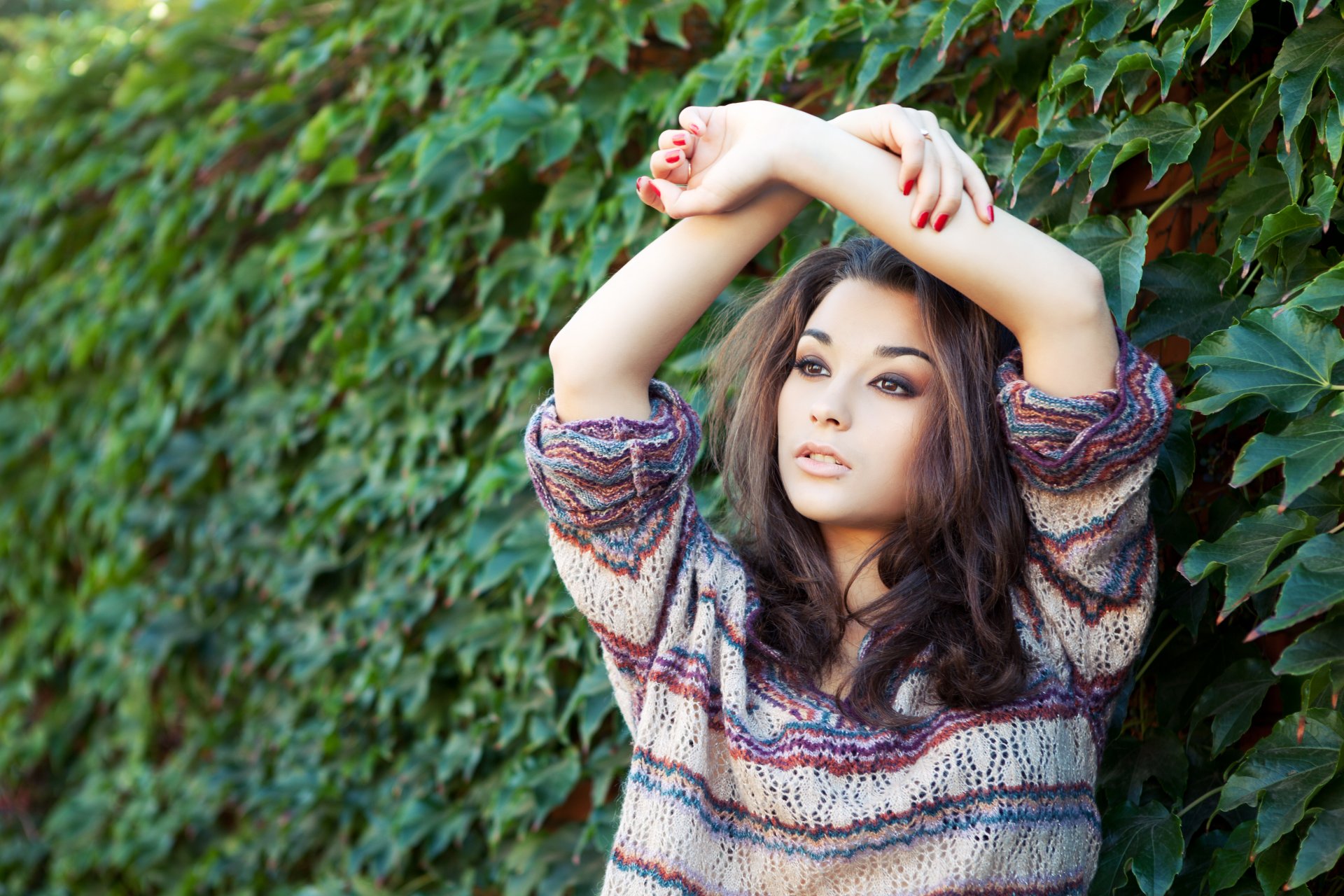 christina nikolaeva modèle fille posant veste tricot mains manucure anneaux visage maquillage cheveux nature