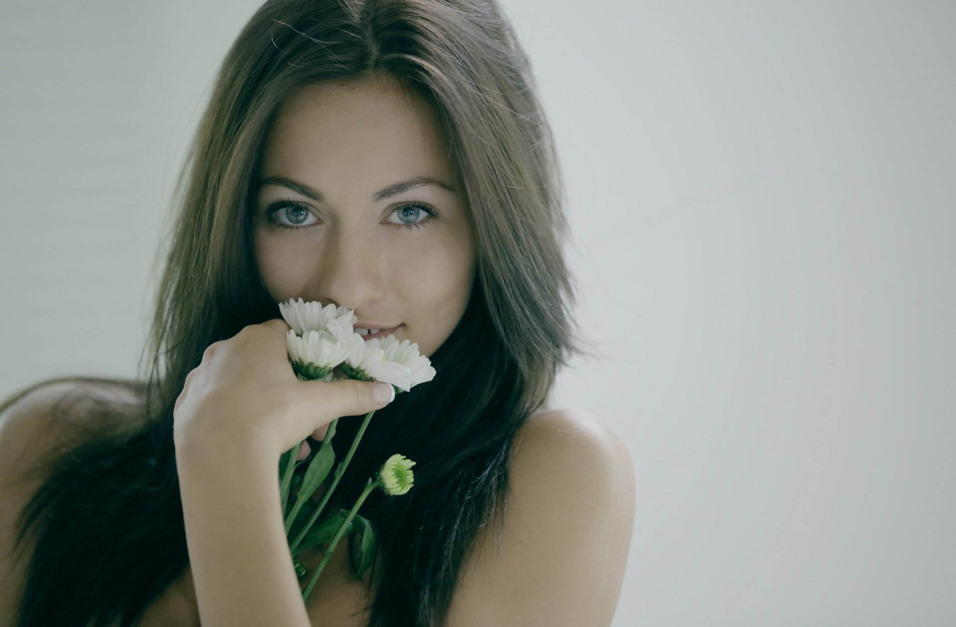 mila k michaelka isizzu view flower bouquet