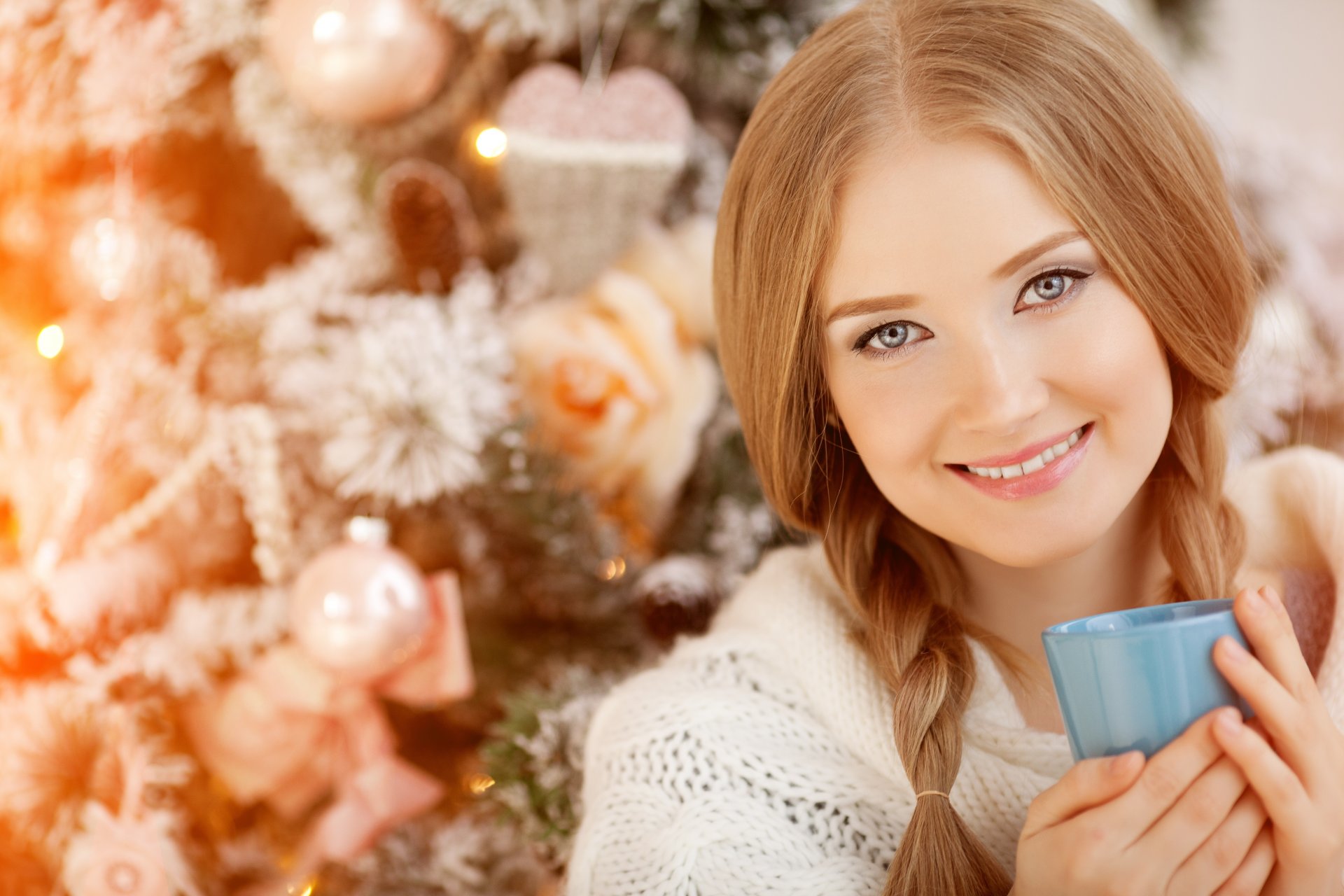 fille yeux gris blond regard sourire tasse chaleur