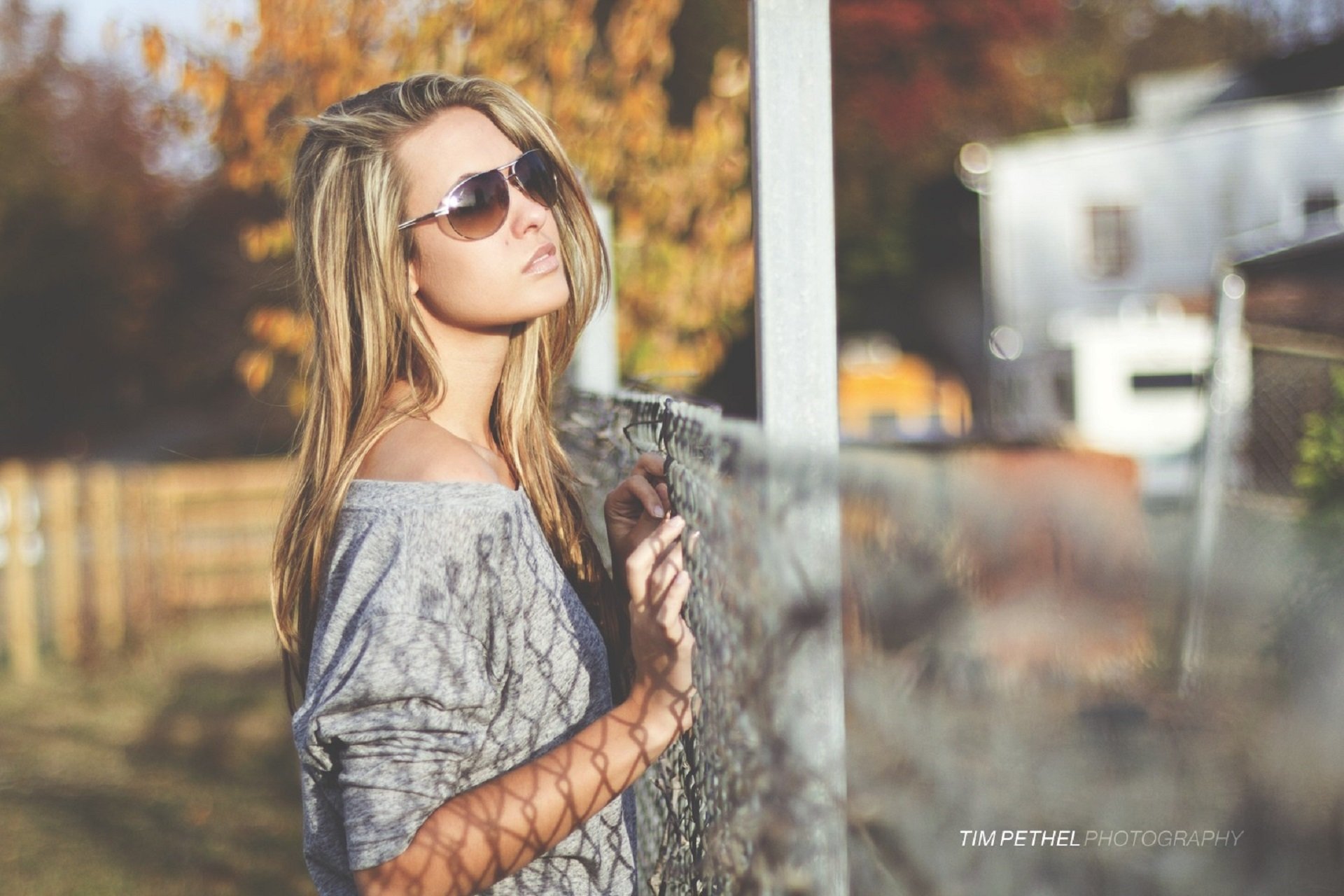 mädchen brille modell draußen