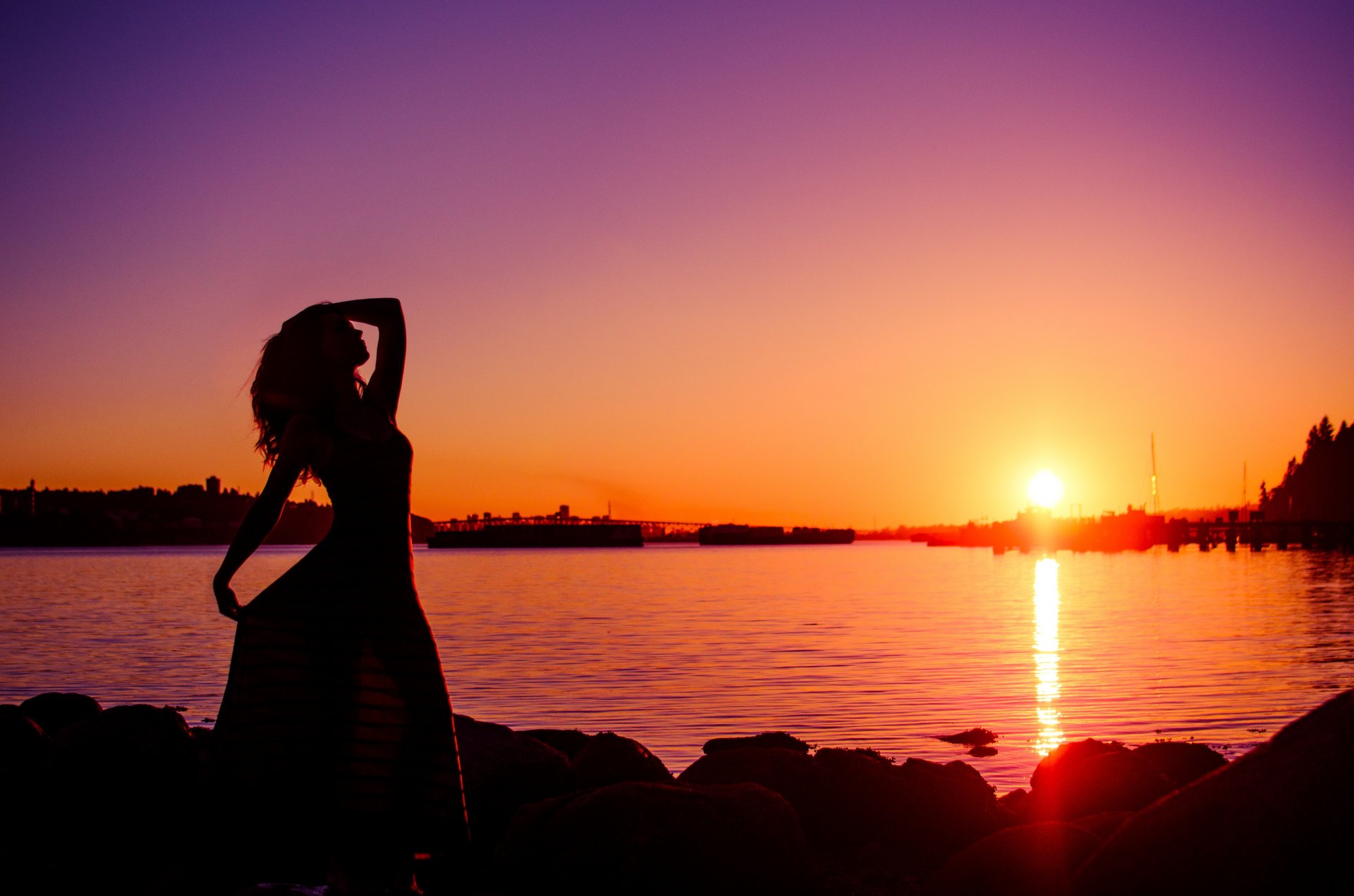 fiume città sole ragazza silhouette tramonto